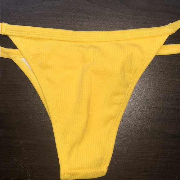 Yellow triangle bikini - Picture 4 of 4